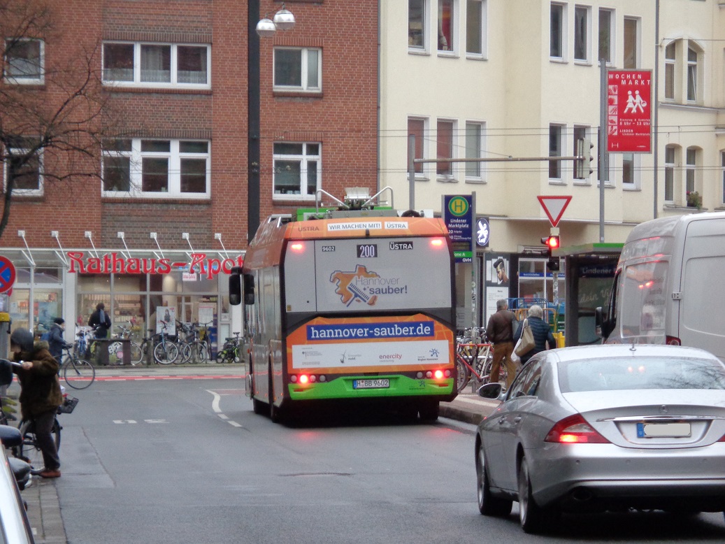 E-Bus Solaris auf Linie 100-200 Nov21.jpg