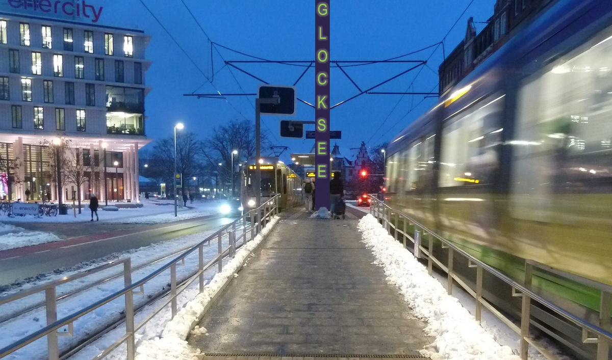 Hochbahnsteig Glocksee Beleuchtung im Gel�nder UND beleuchtete Schrift senkrecht1.jpg