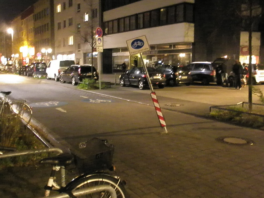 krumm gefahrenes Fahrradstraenschild Lange Laube.jpg