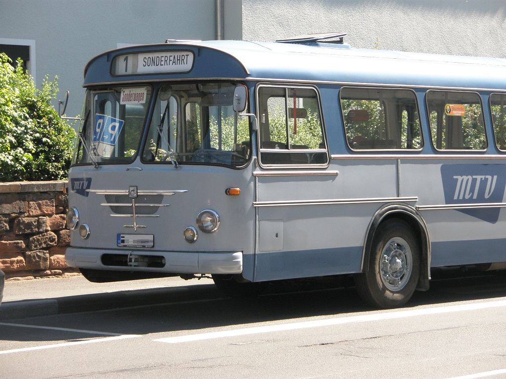 Marburg Oldtimer-Bus mit Rollbandanzeige.jpg