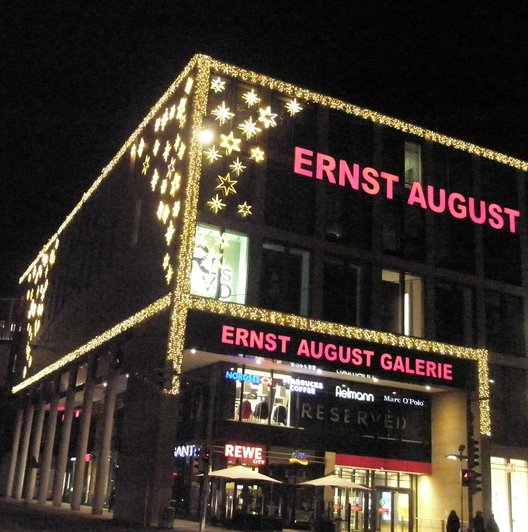 Linie-10 Bilder weihnachtlich beleuchtete EAG.jpg