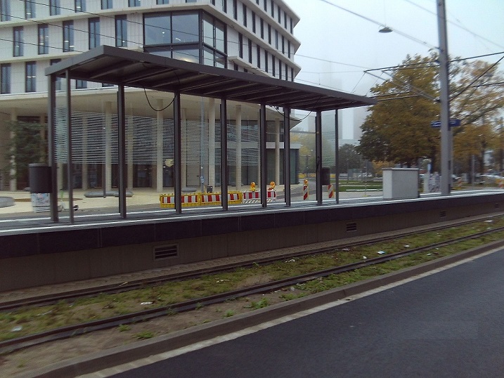 Proj 10 17 20231027 Hochbahnsteig Glocksee Wartehuschen verkl.jpg