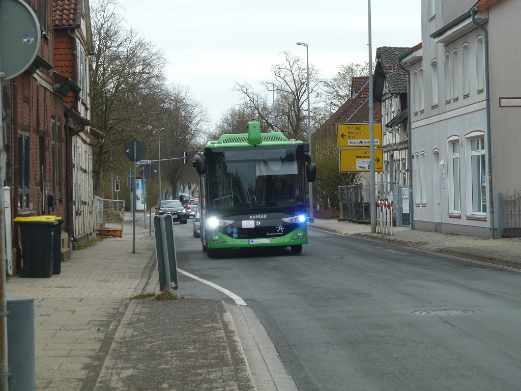 ALBUS Testbetrieb in Burgdorf am 17M�rz2026 Fahrt durch Burgdorf Gartenstra�e Richtung Bahnhof.jpg