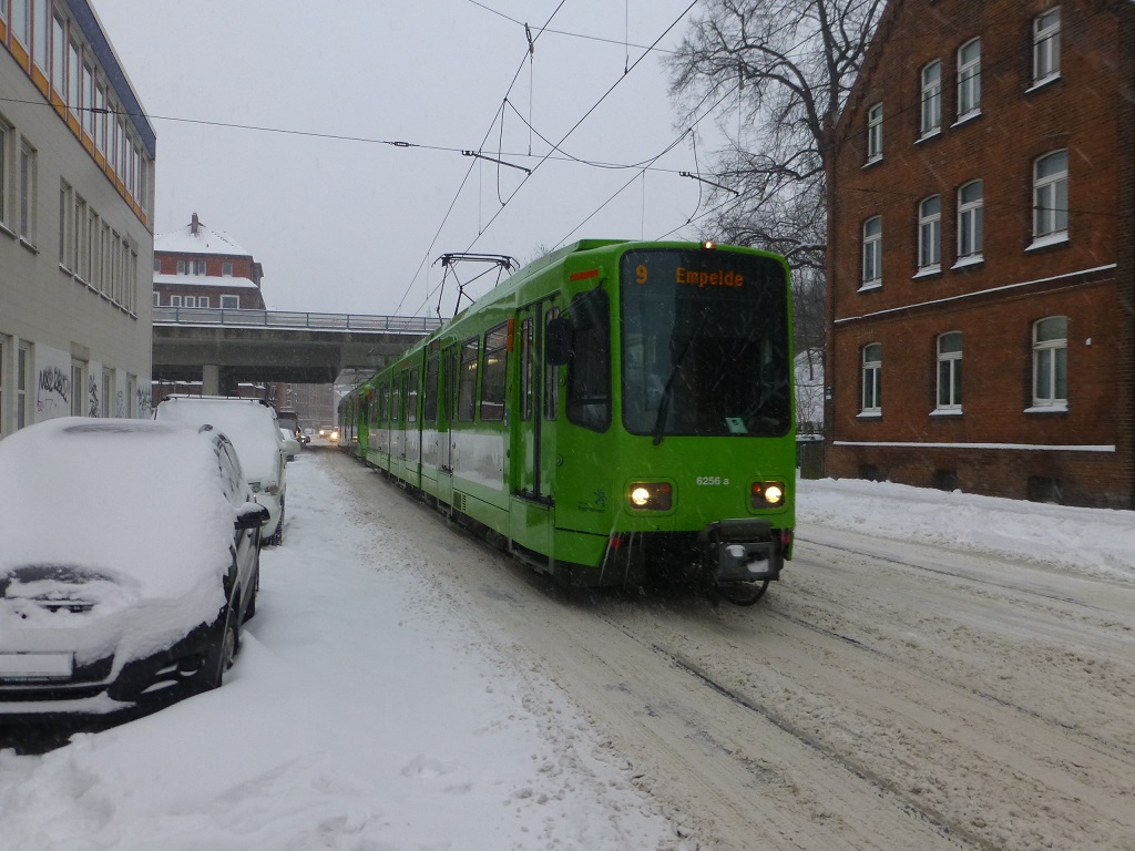 Linie 9 Schnee unter Schnellewegbrcke.jpg