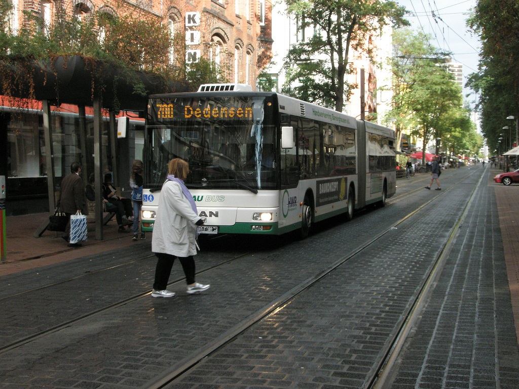 Bushaltestelle langsam vorbeifahren Person kreuzt Fahrbahn Leinaustrae.jpg