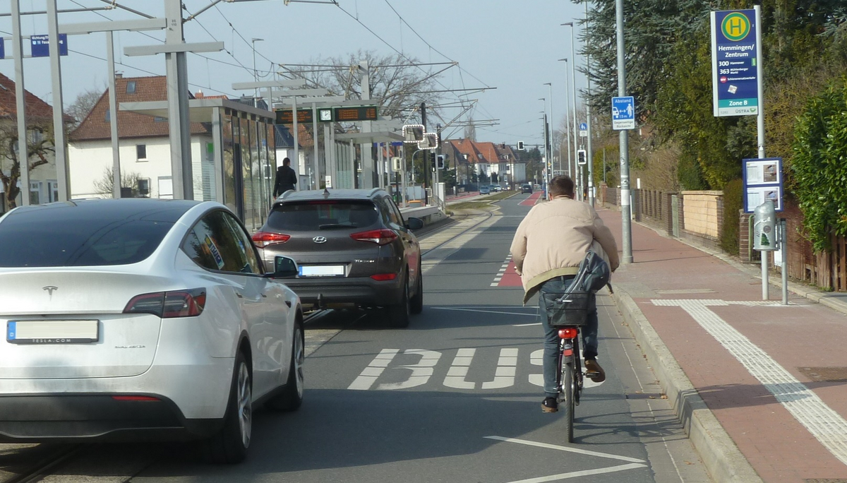 Linie 13 Haltestelle Hemmingen Zentrum mit Bushaltestellenschild.jpg