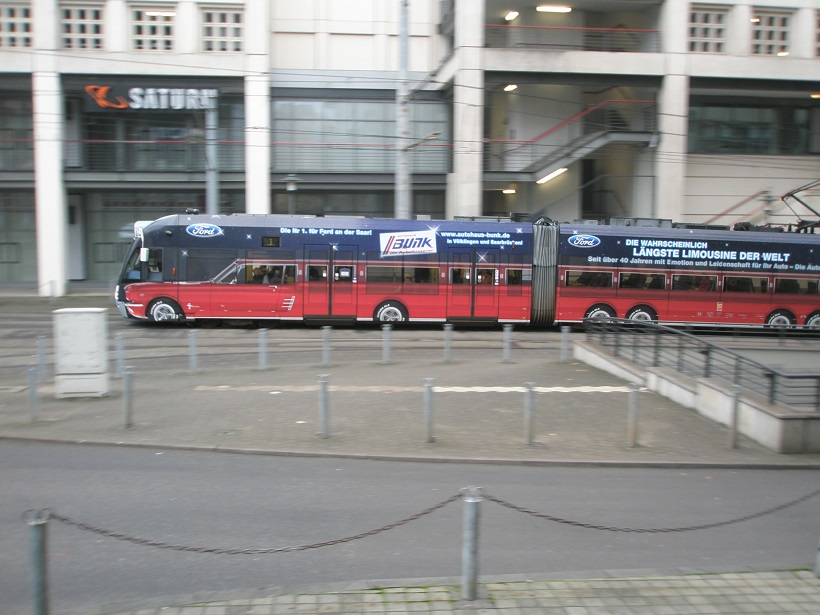 Werbung für Autos auf der Saarbrückener Straßenbahn.jpg