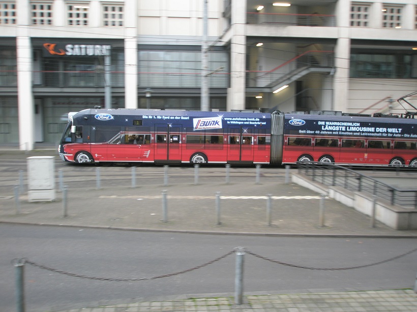 Werbung fr Autos auf der Saarbrckener Straenbahn.jpg