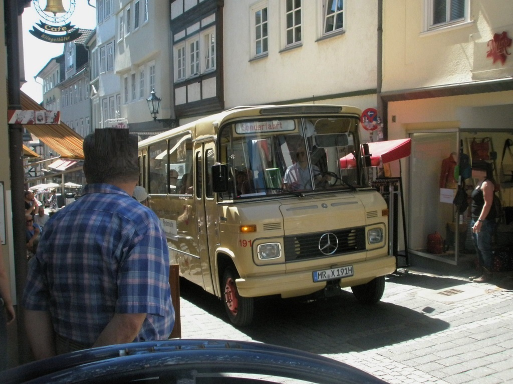 2017 Marburg Merceds-Oldtimerbus MR-X-191H in der Wettergasse Personen gepixelt.jpg