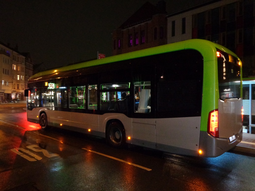 Mercedes E-Bus Nachtbild Lindener rathaus.jpg