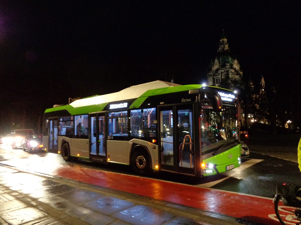 Mercedes E-Bus hier Solaris vor neuem Rathaus.jpg