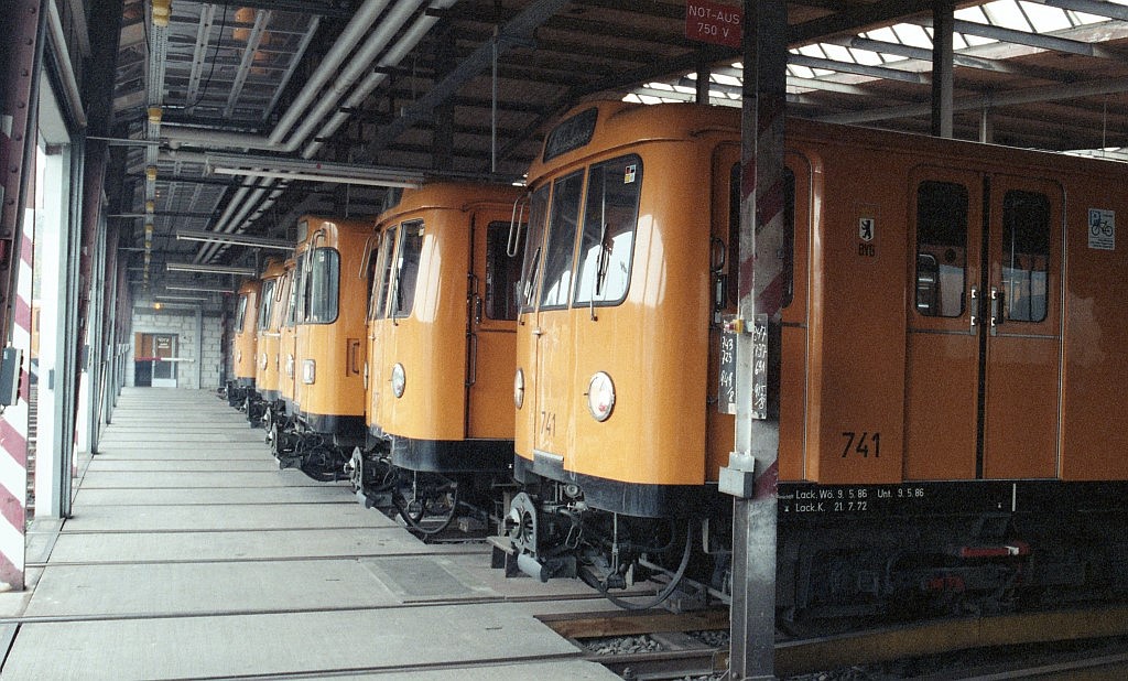 1987-10-26_#2897-02_BVG-Archiv_U-Bahn-Werkstatt-Grunewald (Andere).jpg