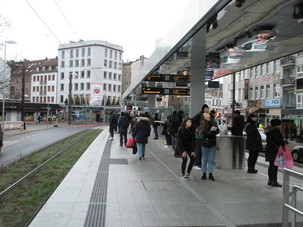 Proj 10 17 Hochbahnsteig Steintor Passanten bestaunen Spiegeldecke Grngleis.jpg