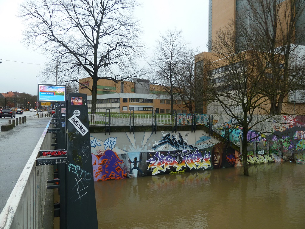 Hochwasser Dez23Jan24 Graffiti Sprayer zwischen Bahnen2.jpg