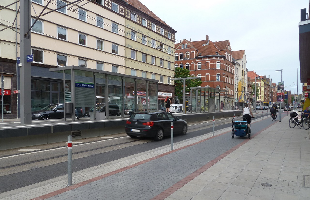 Hochbahnsteig Freizeitheim Linden.jpg