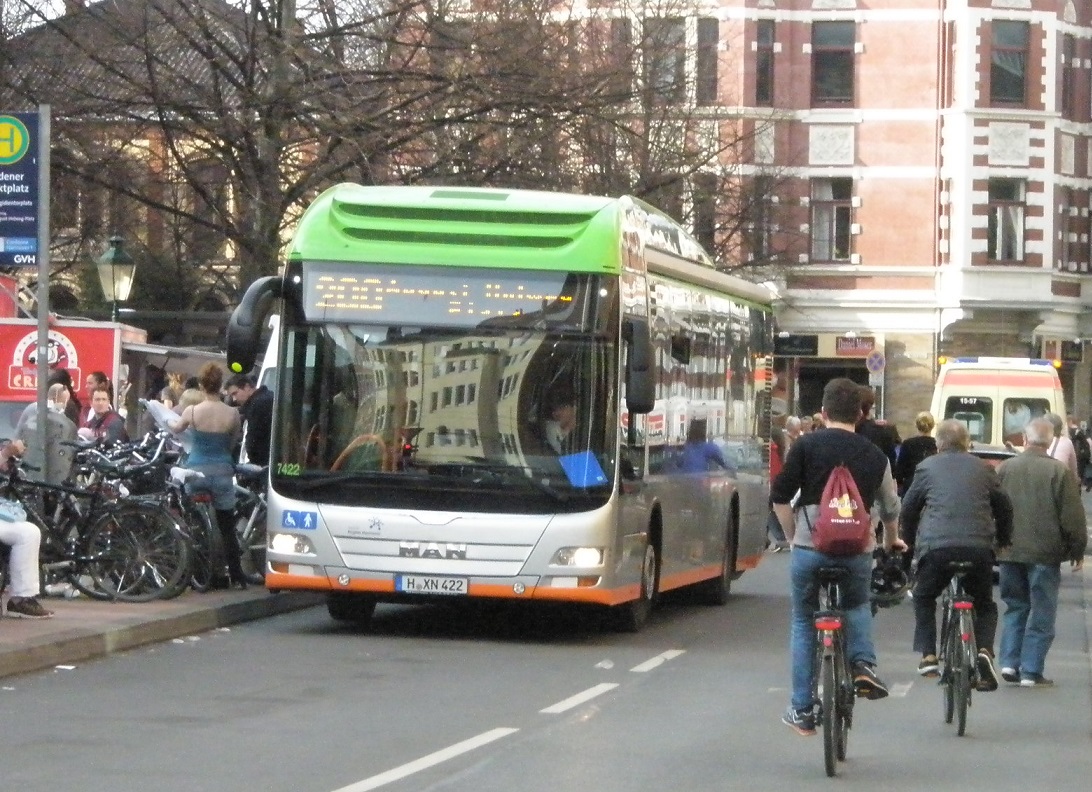 MAN-Bus-Radfahrer-Rettungswagen-Fugnger.jpg