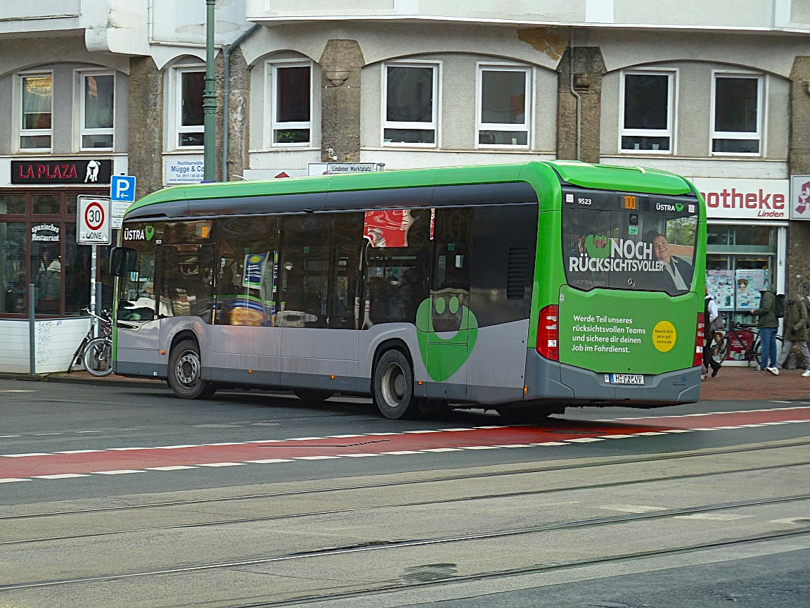 Mercedes E-Bus mit neuem stra-Logo mo bearb .jpg