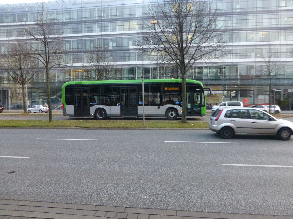 Mercedes E-Bus vor Nord-LB.jpg