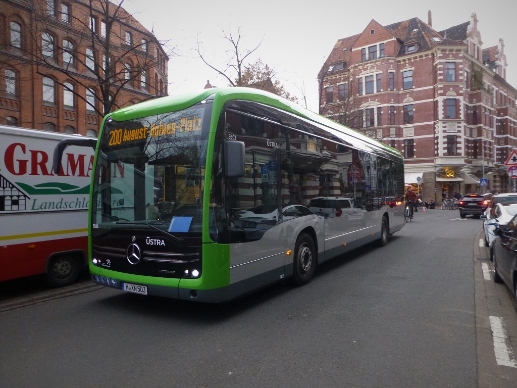 Mercedes E-Bus Lindener Markttreiben.jpg