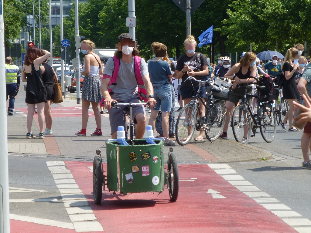 Lastenfahrrad zum Trinkwassertransport bei FFF-Demo.jpg