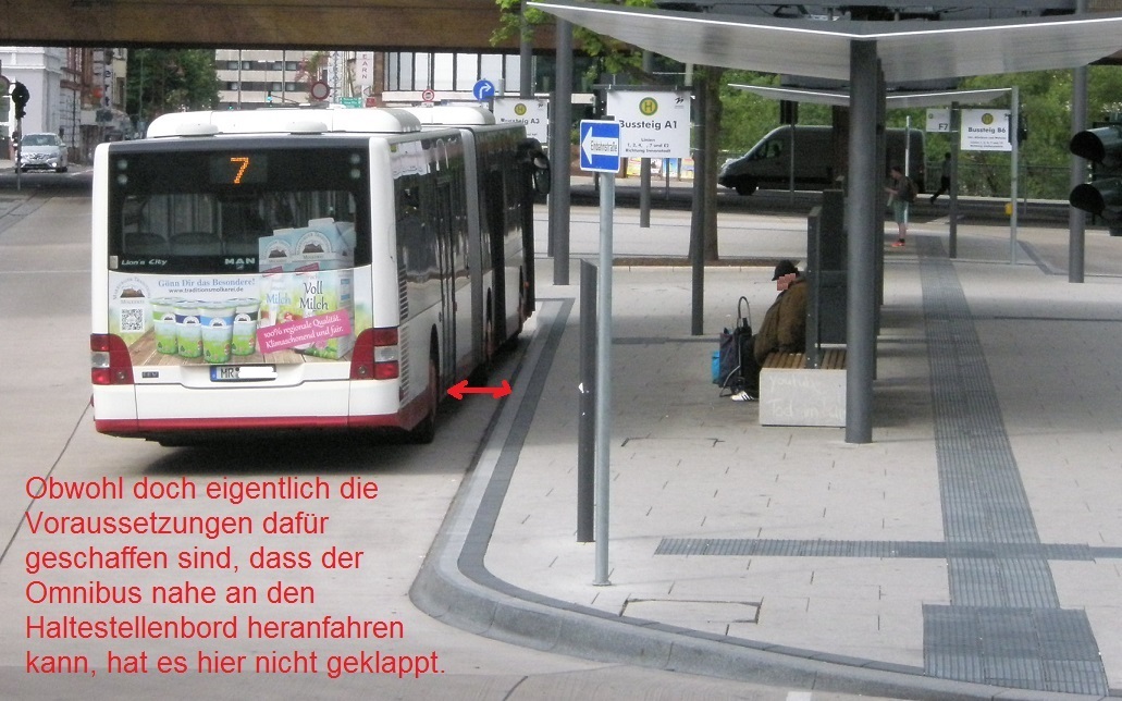 Marburg neuer Bahnhofsvorplatz mit Bus.jpg