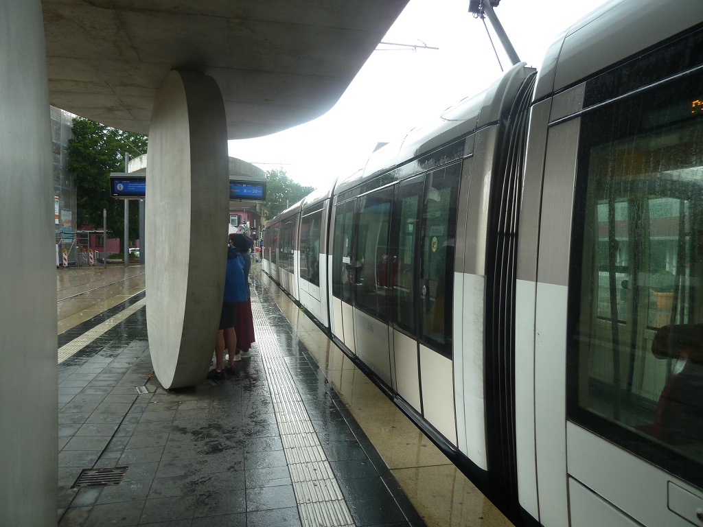 Straenbahn Hochbahnsteig Kehl Felsformen Regenschutz.jpg