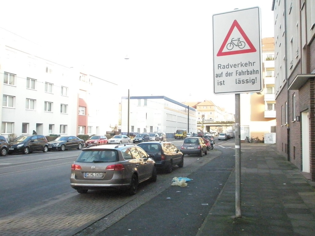 Radverkehr auf der Fahrbahn ist LSSIG Davenstedter Strae nach Real.jpg