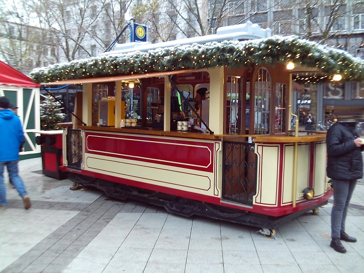 Weihnachtsmarkt HBF Hist Straenbahn 1.jpg