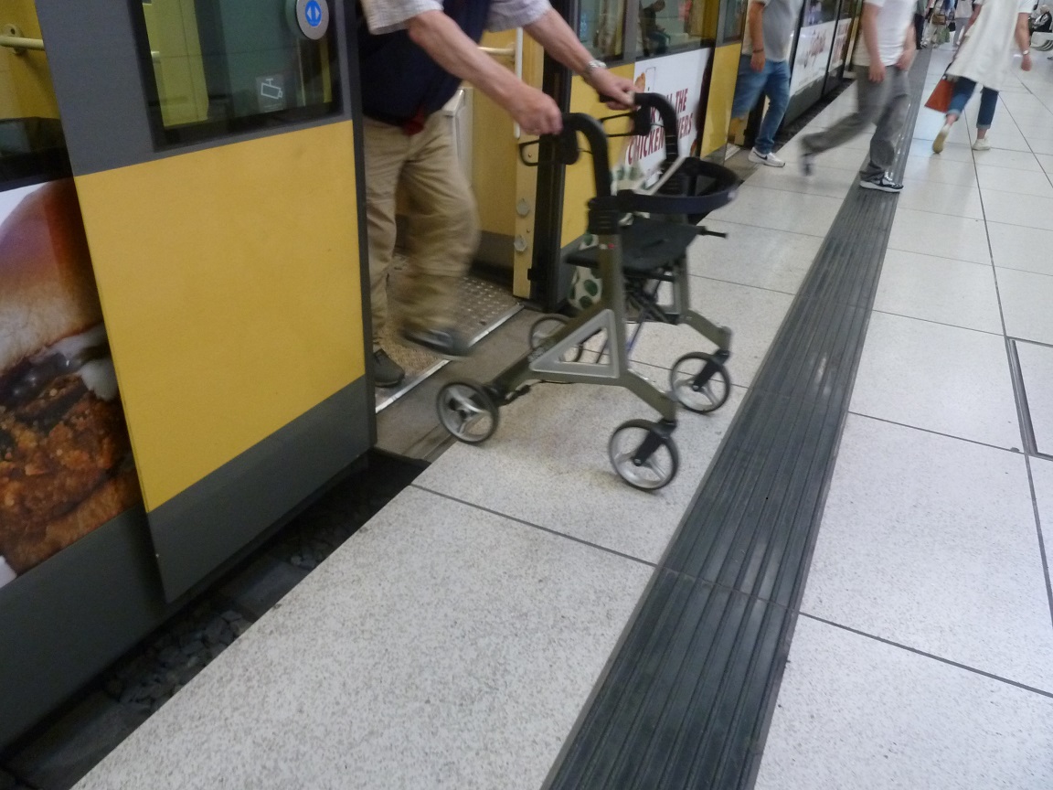 Karlsruhe Niederflur Stadtbahn Tunnelstation Rollator.jpg