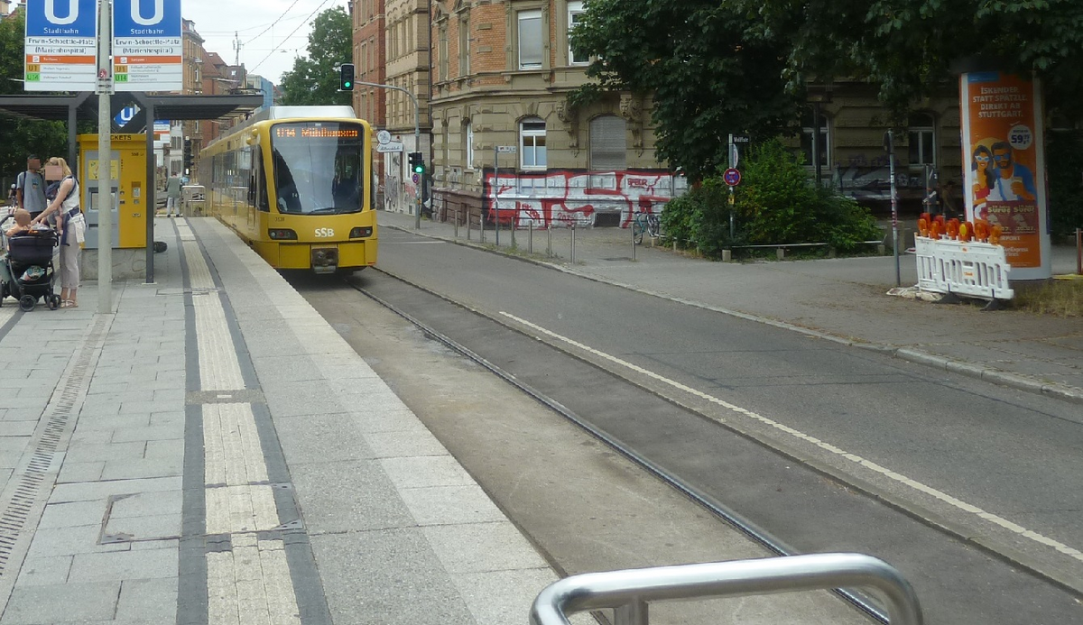 Stuttgart Hochbahnsteig Erwin-Schoettle-Platz.jpg