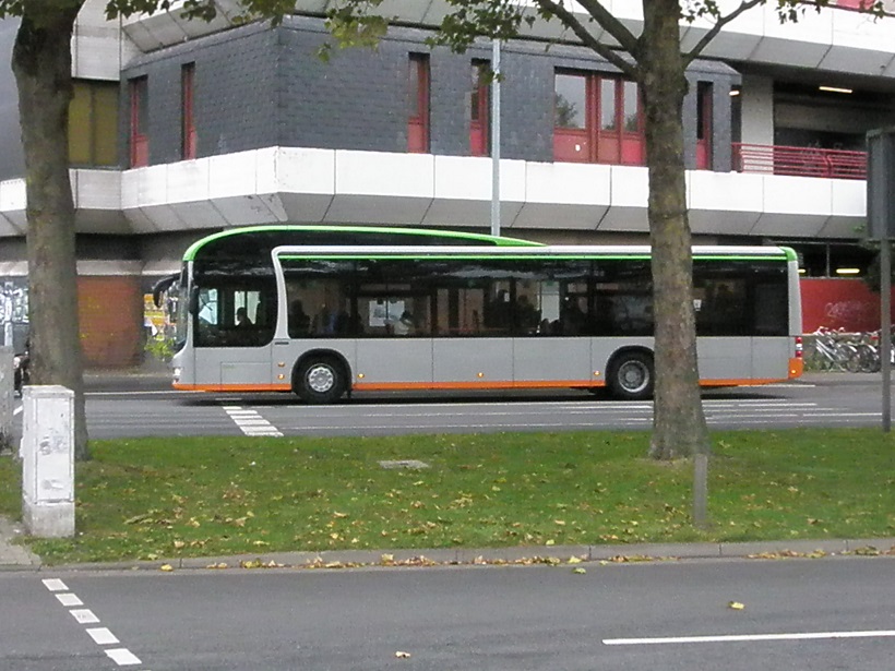2015 MAN-Hybridbus vor dem Ihme-Zentrum.jpg