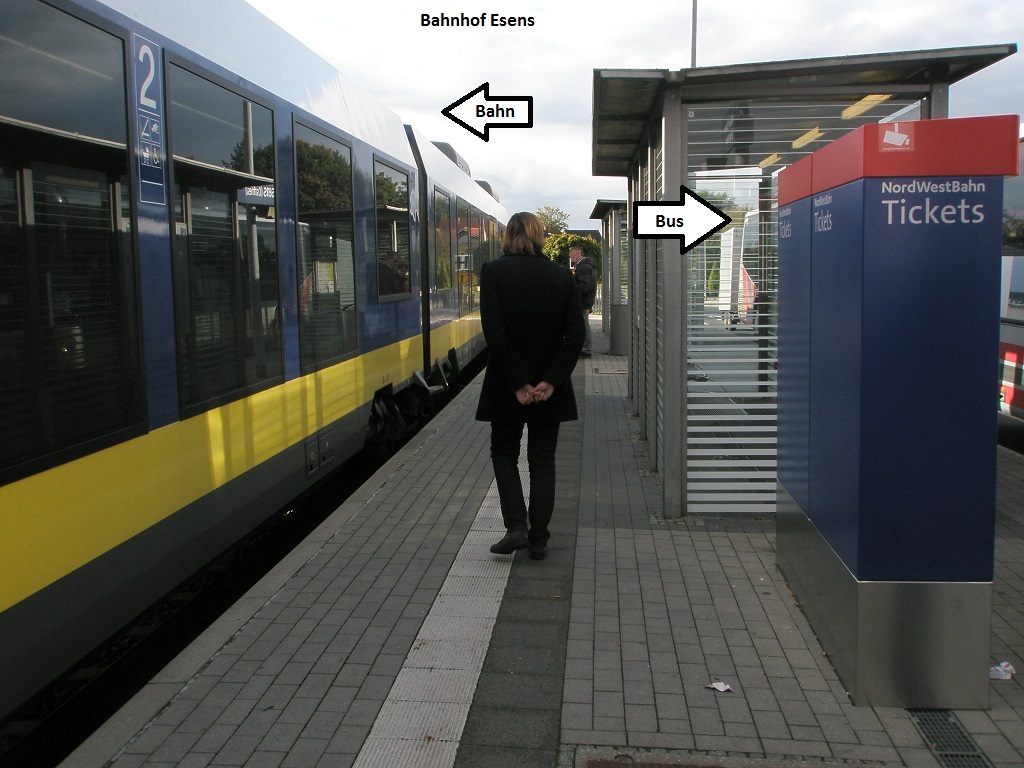 2016 Bahnhof Esens Backe an Backe.jpg