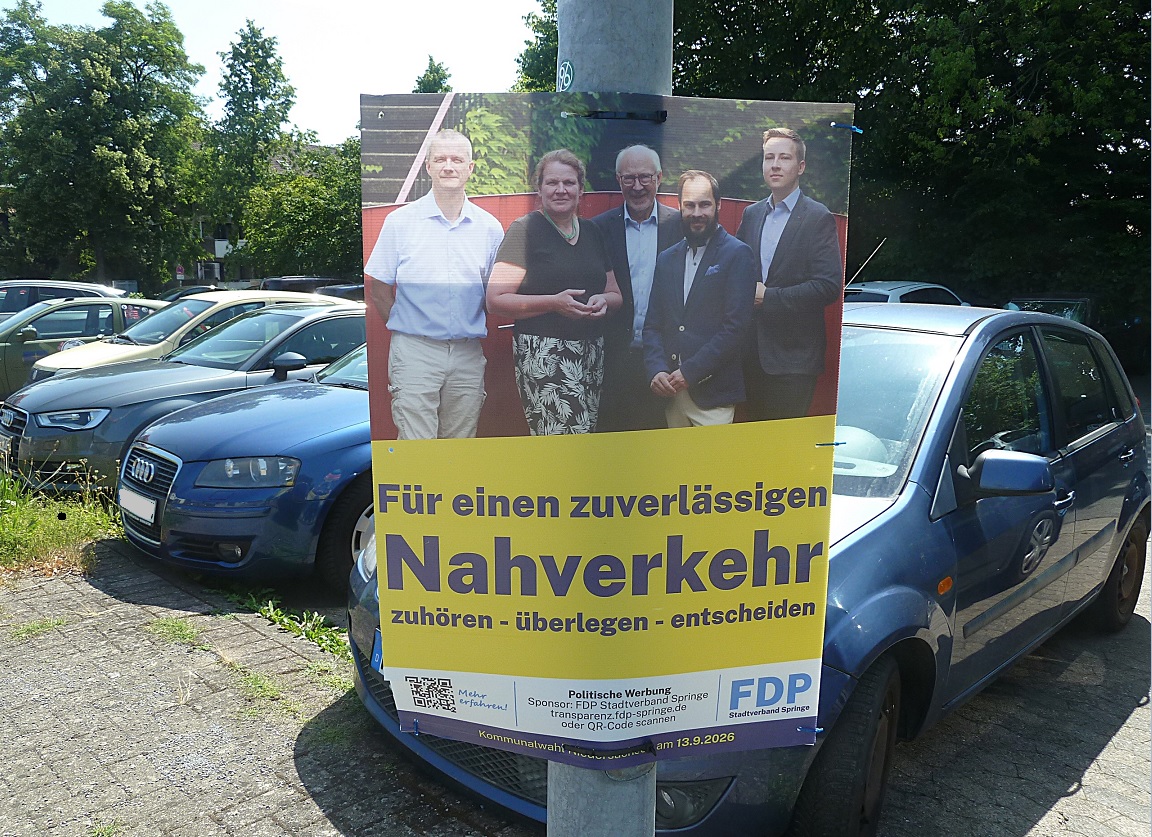 Hannover-Wahl26 FDP Nahverkehr Springe Bahnhof mit Autos.jpg