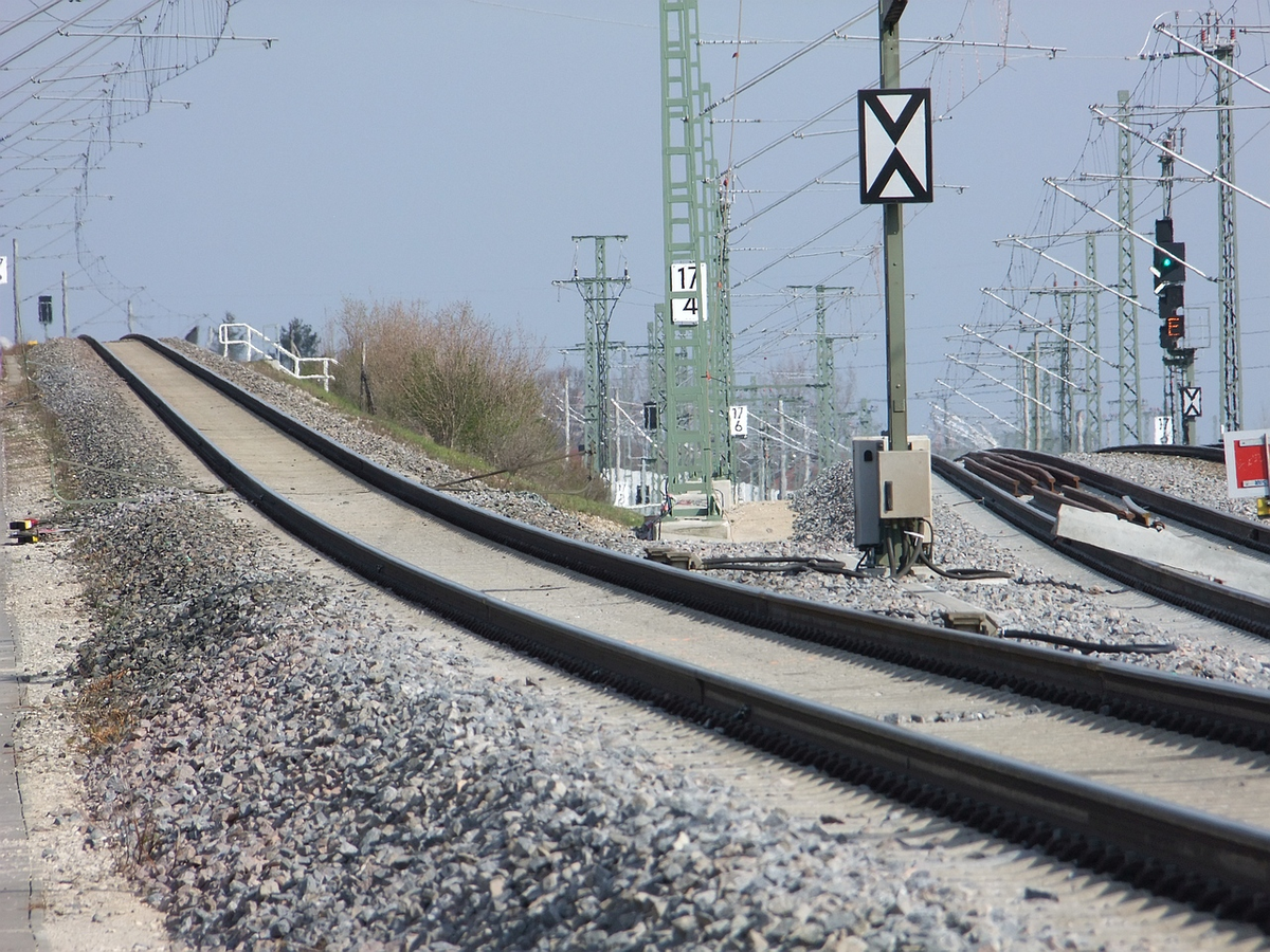 20230410_Eltersdorf_0041_1_Fahrtrichtungsanzeiger_E_wie_Erlangen.jpg