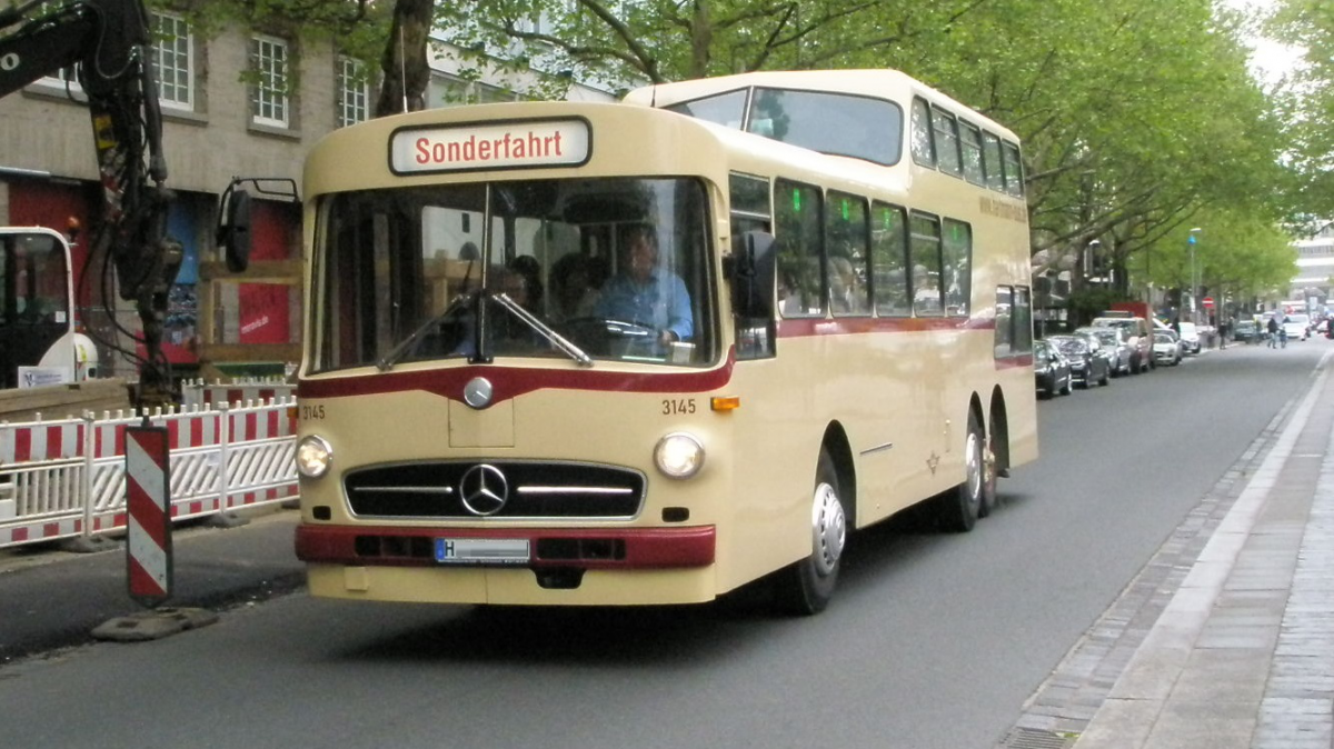 Mercedes Eineinhalbdecker Oldtimerbus in der Georgstrae 1.jpg