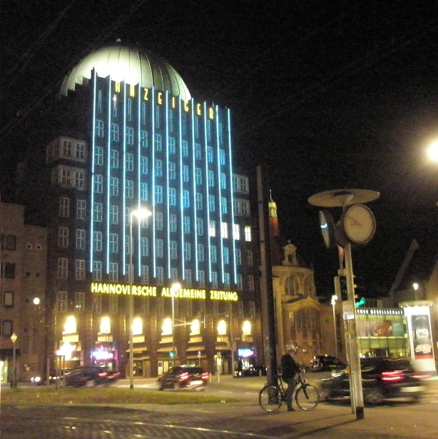 Linie 10-Bilder Anzeigerhochhaus bei Nacht.jpg