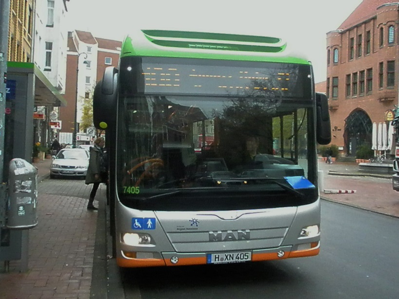 2015 MAN-Hybridbus vor Rathaus.jpg