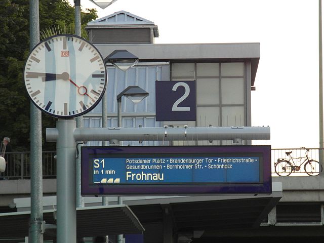 640px-Berlin_-_S-Bahnhof_Julius-Leber-Br%C3%BCcke_-_Linie_S1_%287592474338%29.jpg