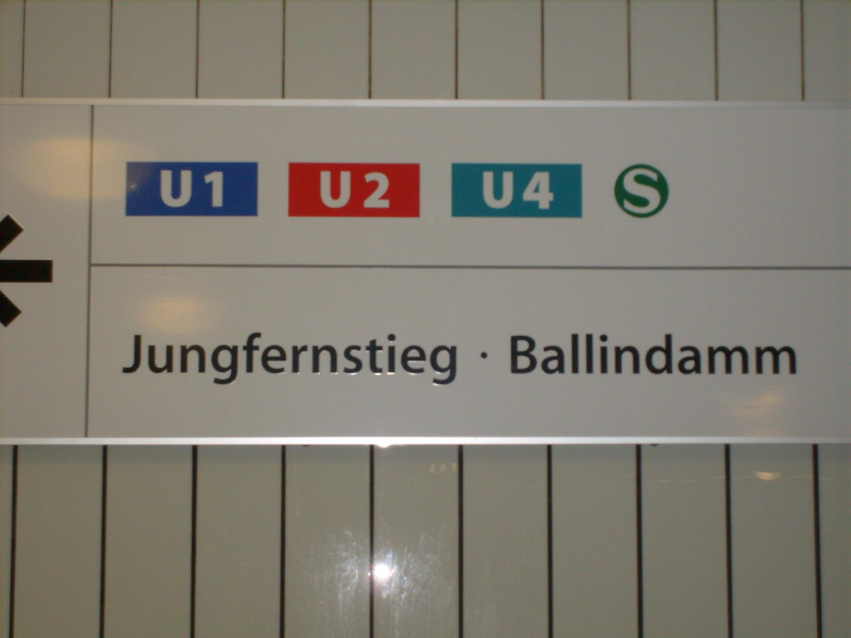 U4 Jungfernstieg 2008.JPG