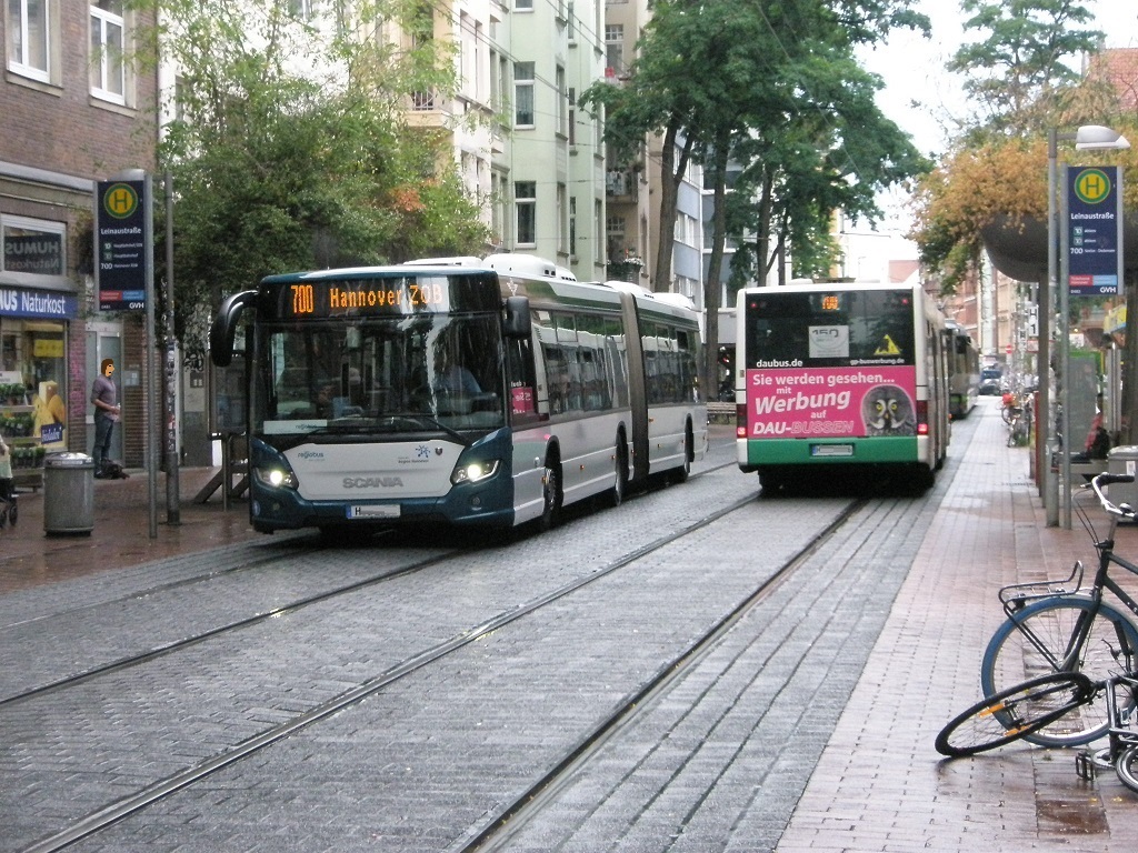 Haltestelle Leinaustrae mit Dachgarten mit Scania Bus2.jpg