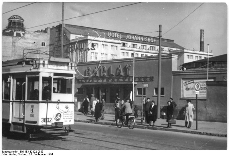 Bundesarchiv_Bild_183-12002-0005%2C_Berlin%2C_Friedrichstra%C3%9Fe%2C_Zirkus_%22Barlay%2C_Hotel_%22Johannishof%22.jpg