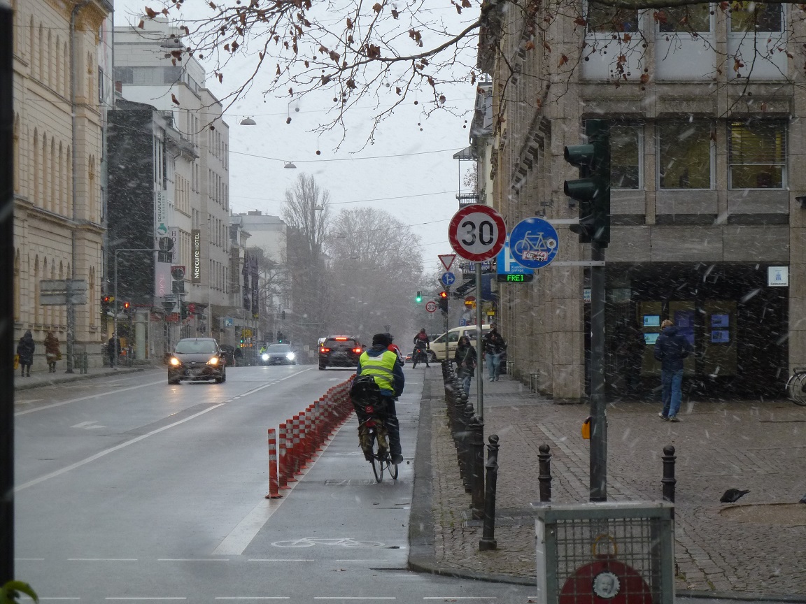 Wiesbaden Bahnhofstra�e neues Tempo 30 Schild Jan26.jpg