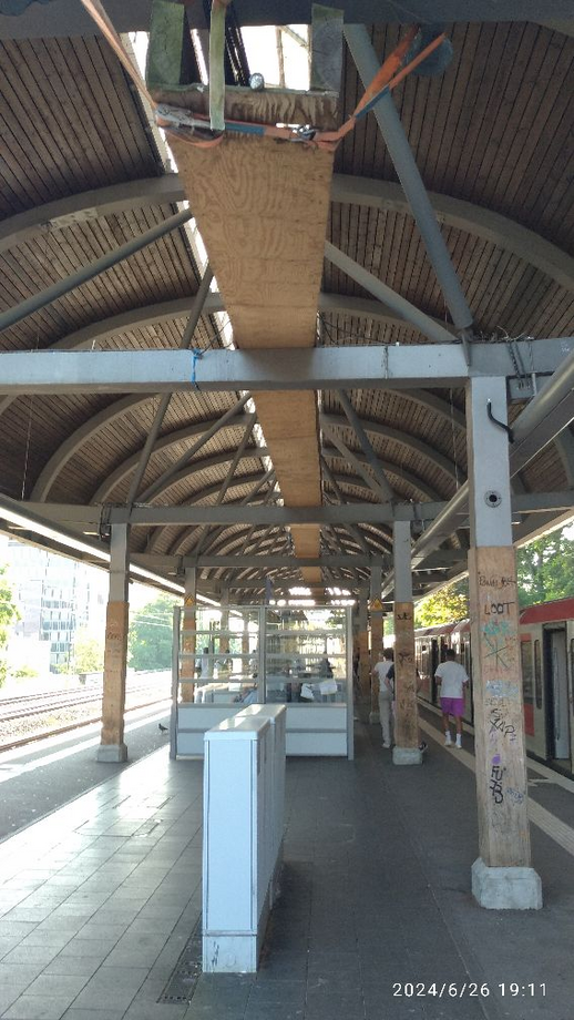 4 S-Holsten Bahnst. Holzpf + Kabelkanal.jpg