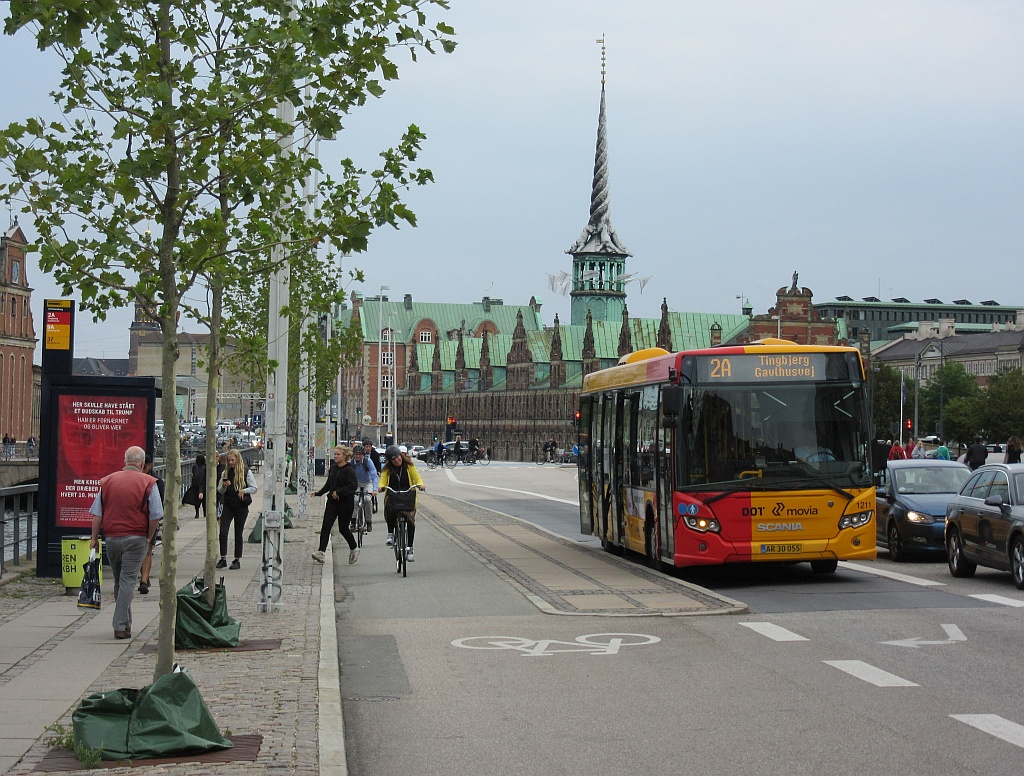 1211 movia Kopenhagen Bushst+Radweg.jpg