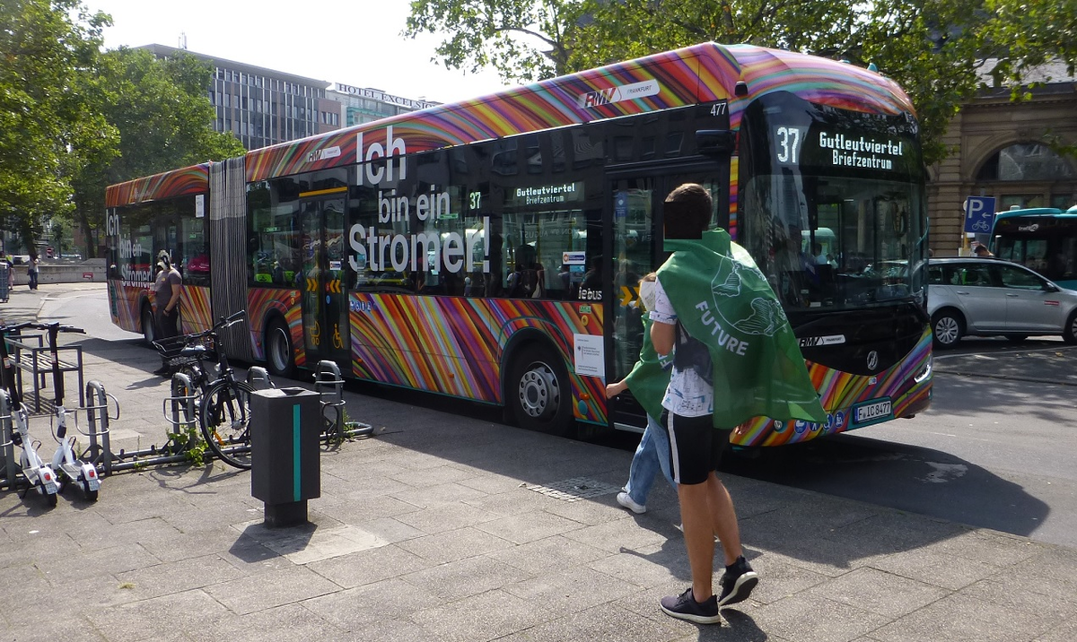 Mercedes E-Bus Irizar Gelenkbus Frankfurt .jpg