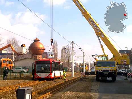 02-linienbus-bleibt-im-gleisbett-stecken-in-cottbus-20078426__MBQF-1299848303,templateId=renderScaled,property=Bild,height=349.jpg