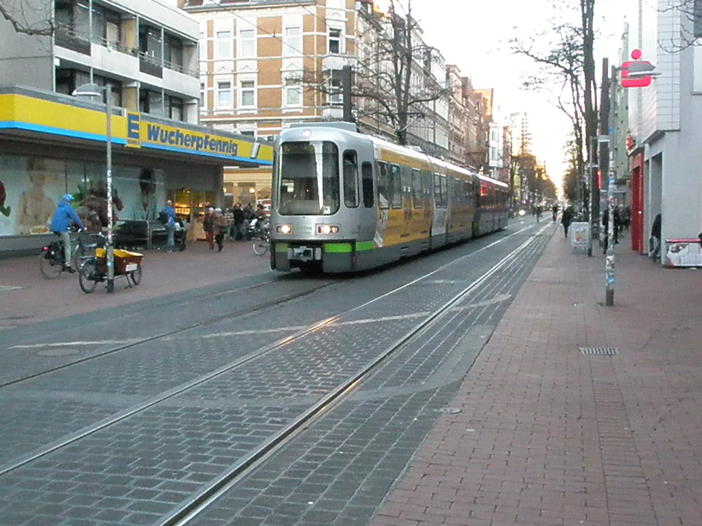 Hochbahnsteig Kchengarten und vor EDEKA rotes Ziegelsteinpflaster.jpg