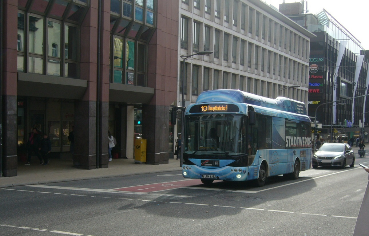 Marburg Linie 10 Schloss Hauptbahnhof Rampini Elektro Midibus H Gutenbergstr Apr26.jpg
