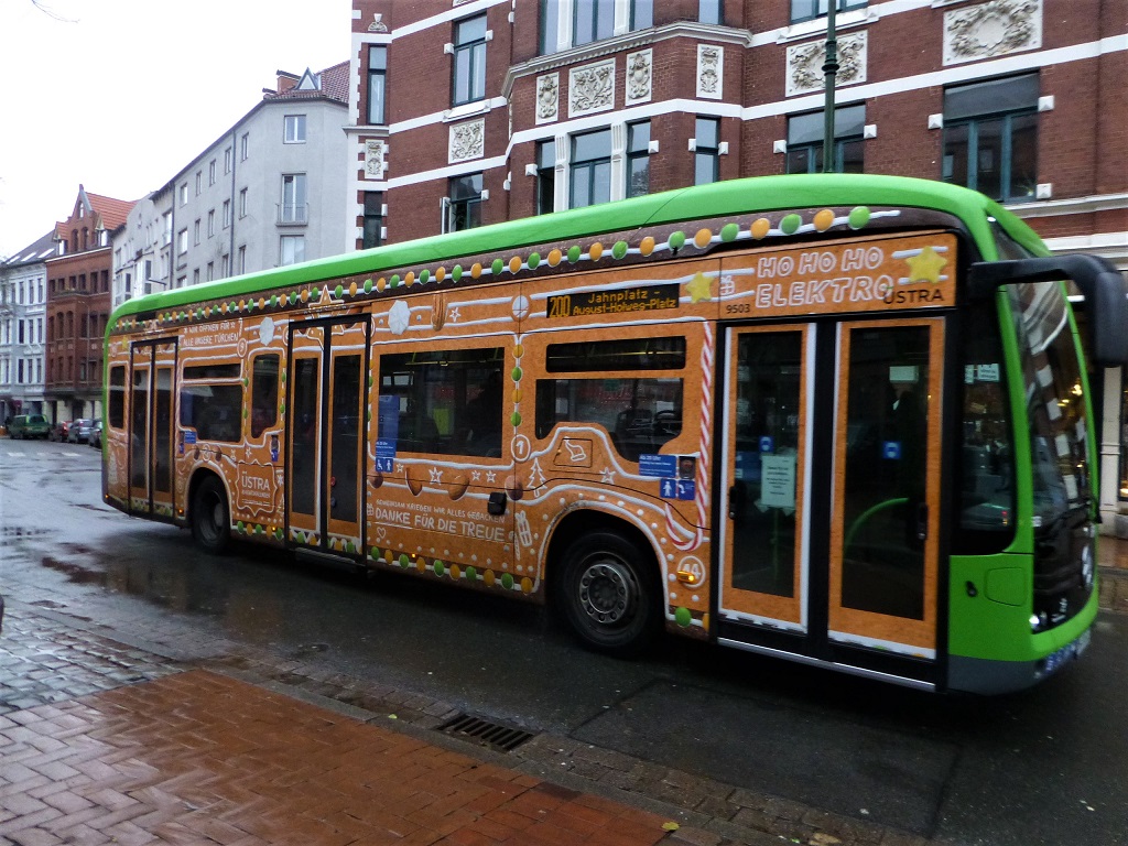 Mercedes Lebkuchen E-Bus Lindener Marktplatz.jpg