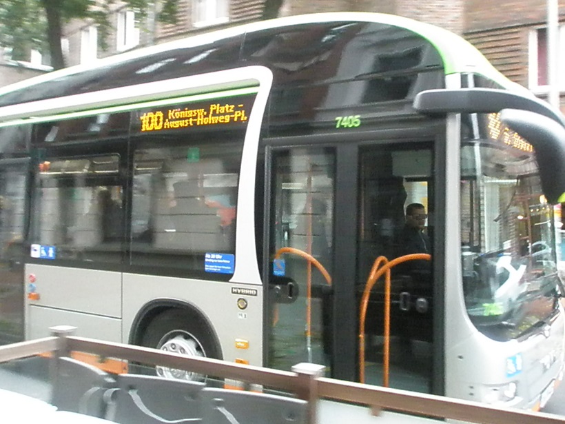 2015 Nov neuer Hybridbus der stra.jpg